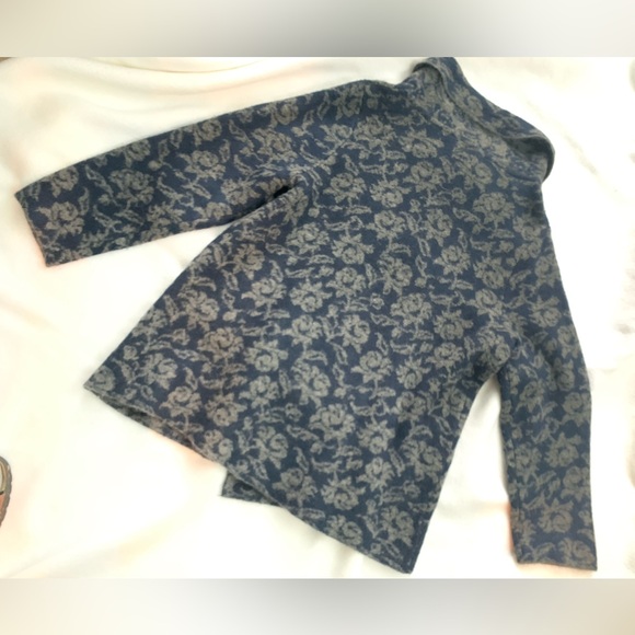 Ellen Tracy Wool Blend Gray and Navy Floral Patterned Knit Top - Picture 4 of 7